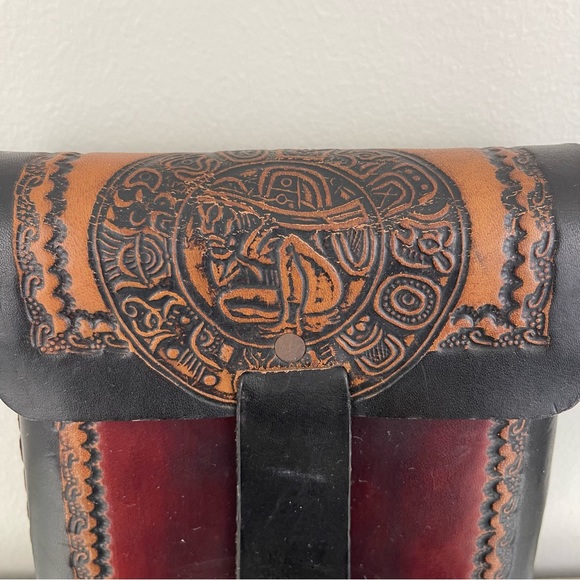 Vintage Hard Shell Tooled Leather Black Tan Red Aztec Graphic Crossbody Bag - Picture 3 of 11